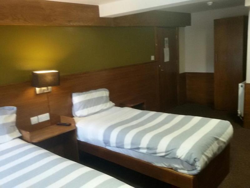 Family Room (4 Adults) image 2