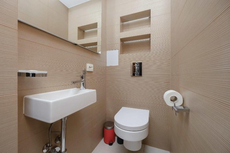 Tasteful and Spacious Two Bedroom Apartment by Noclegi Renters - image 12