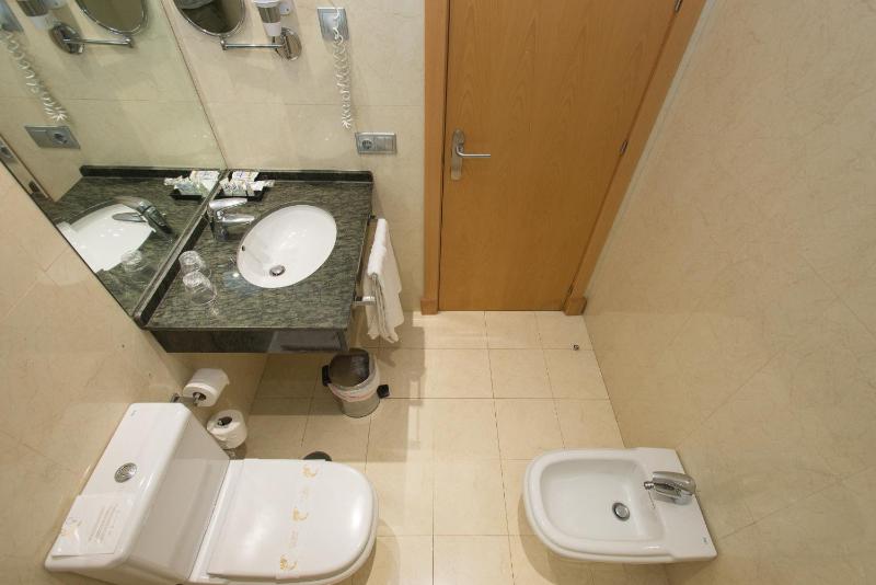 Standard Double Room with Extra Bed image 2
