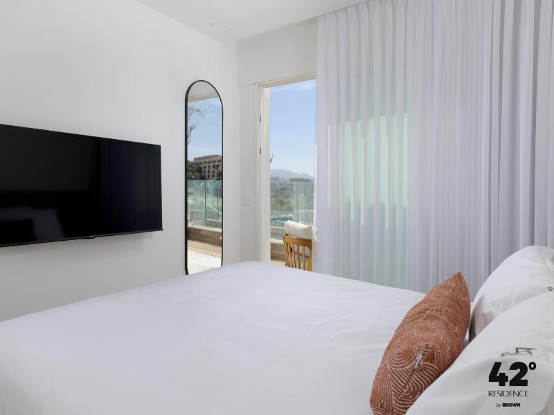 42 Residence by Brown - image 13