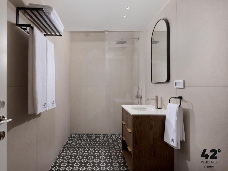 42 Residence by Brown - image 17