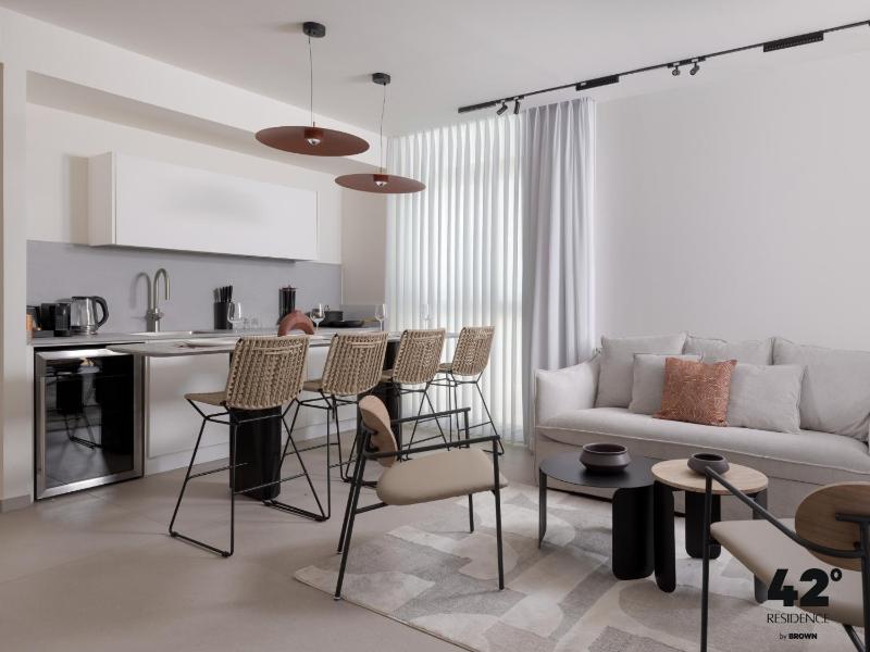 42 Residence by Brown - image 5