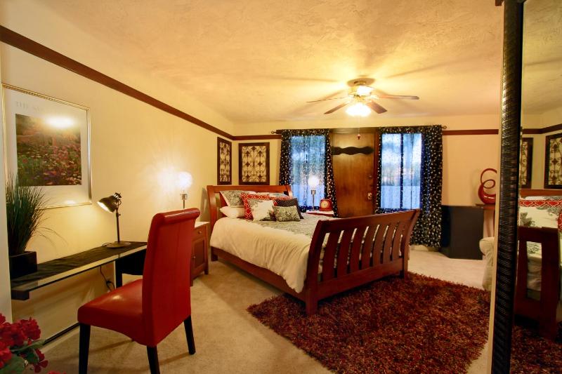 Queen Room with Balcony image 2