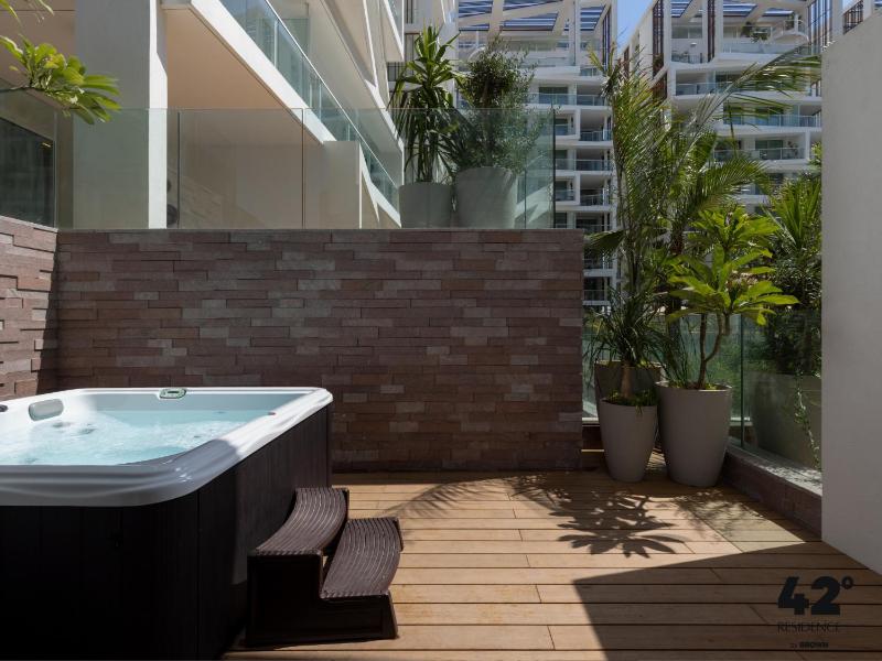 42 Residence by Brown - image 20