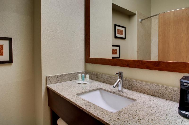Queen Suite with Two Queen Beds - Non-Smoking image 2