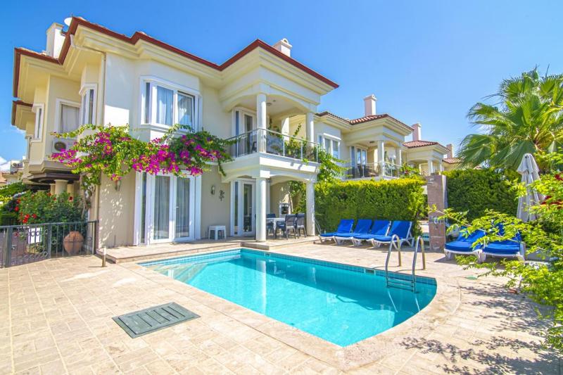 Sunset Beach Club Aqua Lettings Oyster 1 - image 1