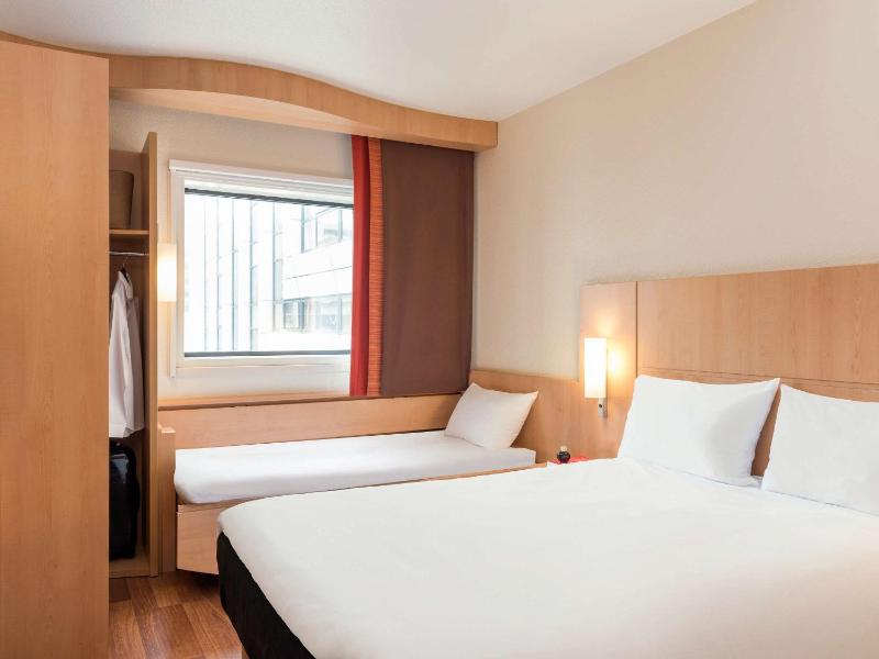 Triple Room with One Double Bed and One Single Bed image 2