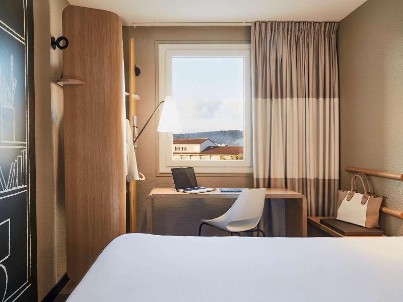 Standard Double Room image 3