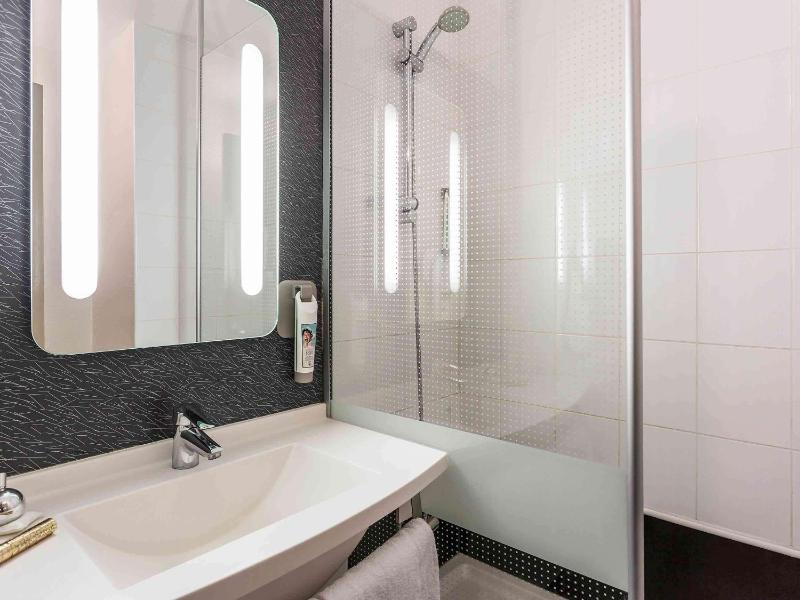 Standard Twin Room image 3