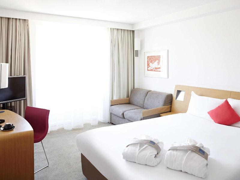 Executive Queen Room with Sofa image 1