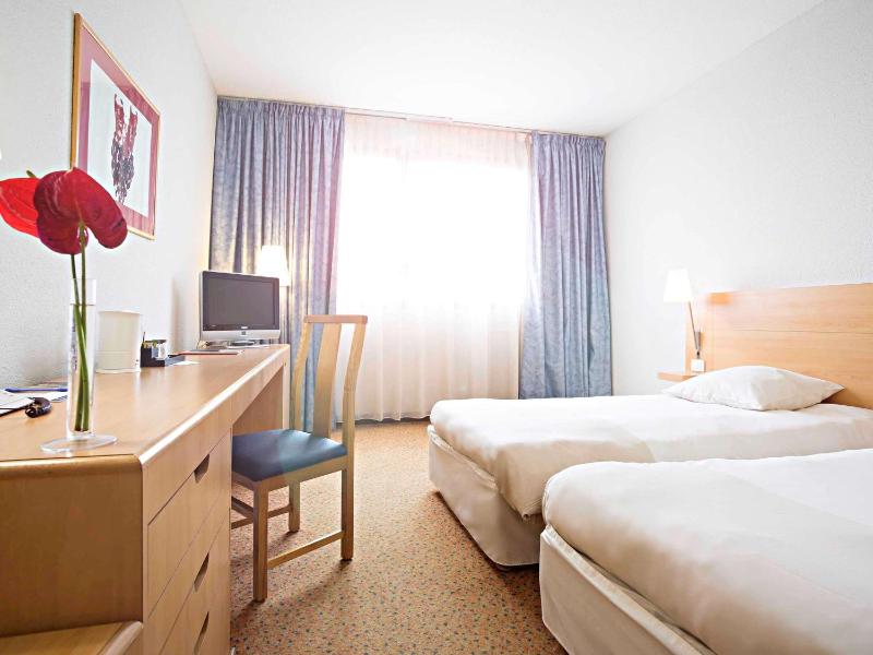 Twin Room image 4
