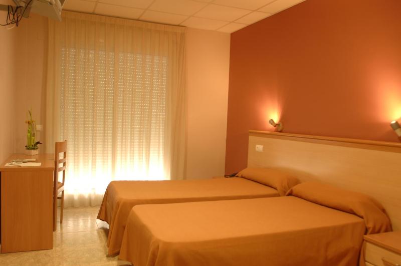 Twin Room image 2