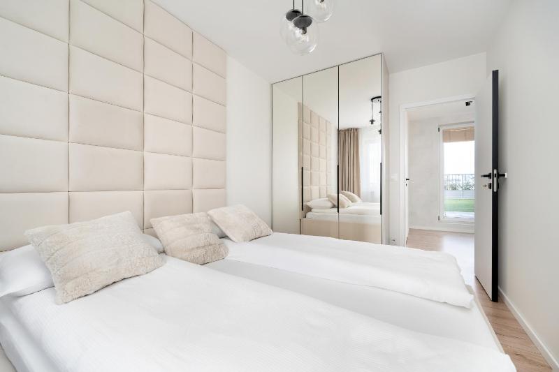 Luxury Sky Jagodno Apartment with Jacuzzi Parking & Terrace by Renters Prestige - image 4