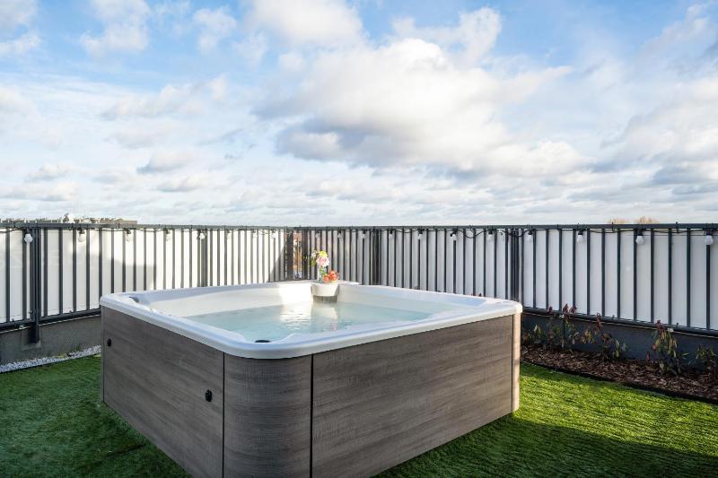 Luxury Sky Jagodno Apartment with Jacuzzi Parking & Terrace by Renters Prestige - image 25