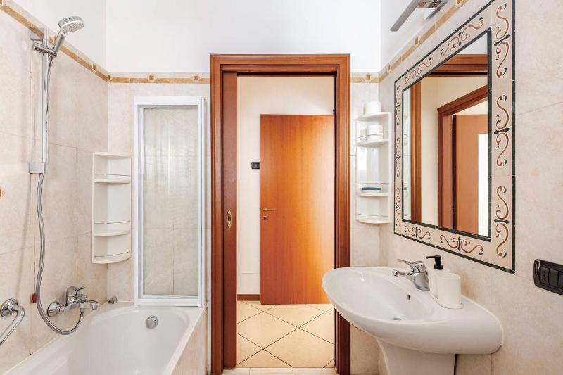 Central Apartment Caniggia 2 with Terrace in Como - image 37