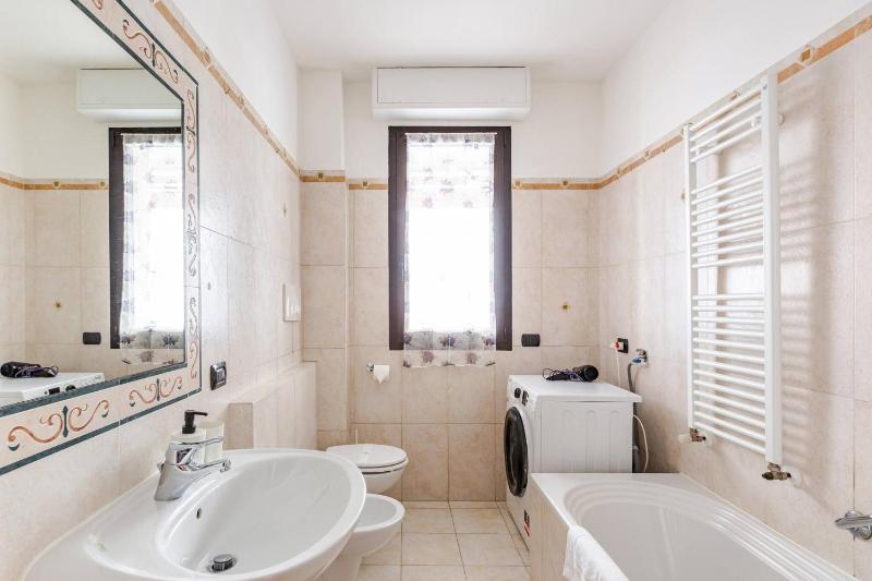 Central Apartment Caniggia 2 with Terrace in Como - image 29