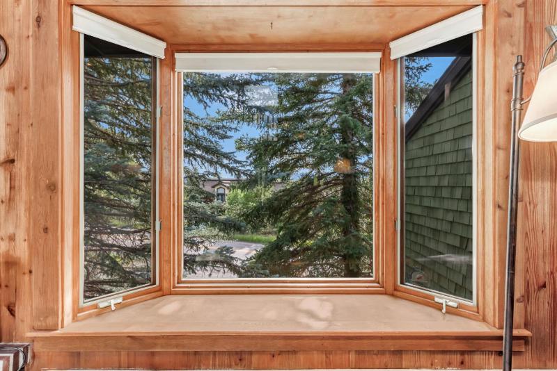 Ski Ranch Loft Short Easy Walk to Slopes 2 King Bedrooms And Loft - image 24