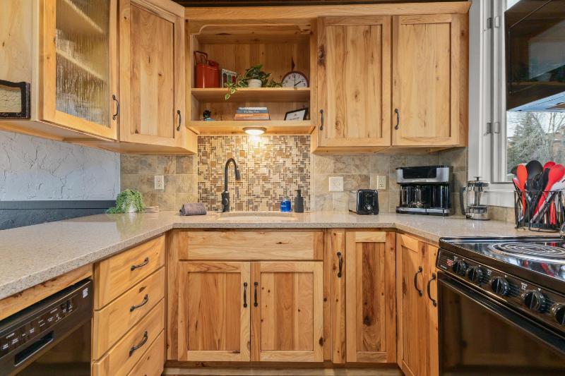 Ski Ranch Loft Short Easy Walk to Slopes 2 King Bedrooms And Loft - image 42