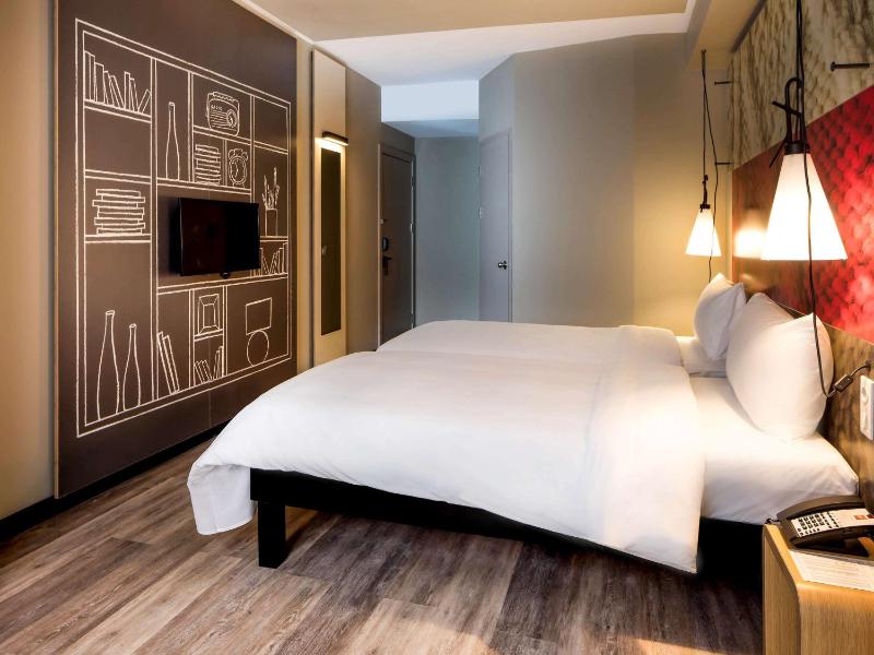 Standard Room With 2 Single Beds image 3