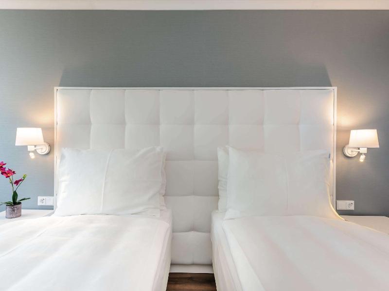 Standard Twin Room image 3