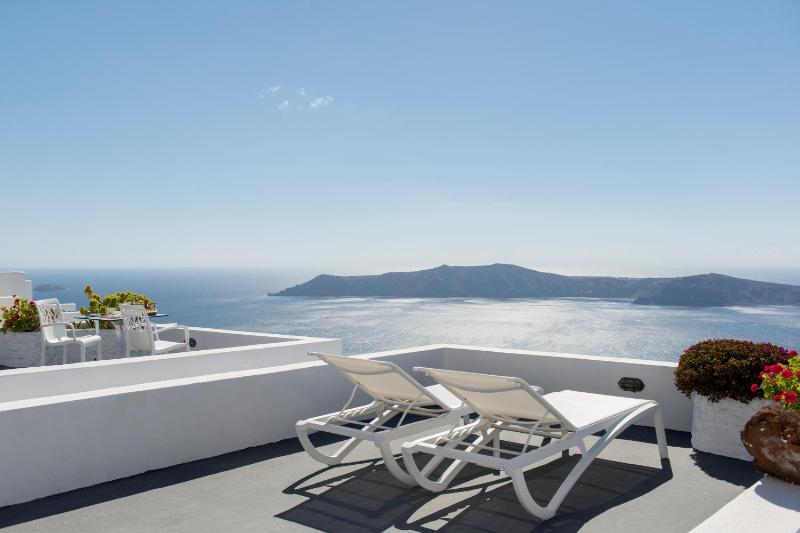 Cozy Double Room with Caldera View image 3