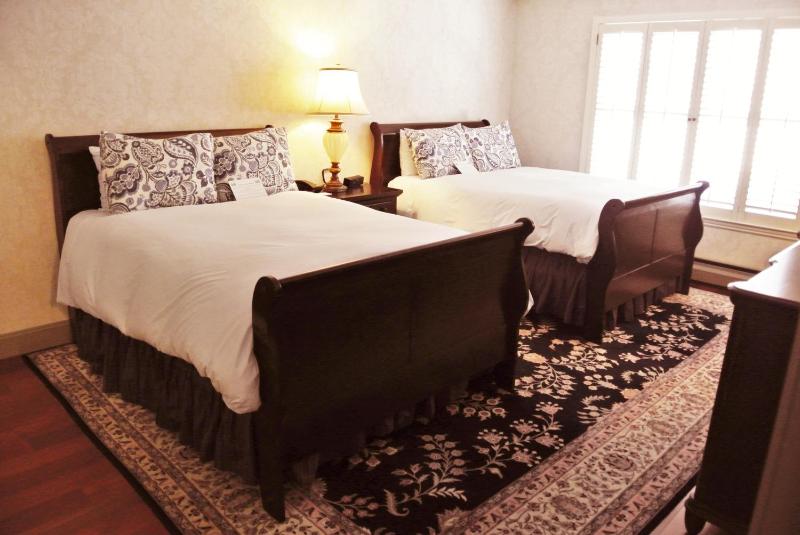 Cow Hollow Inn and Suites - image 11