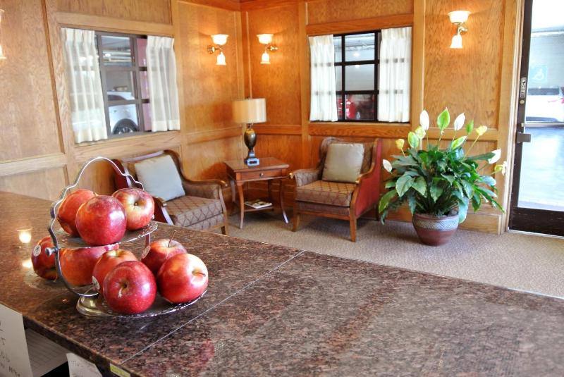 Cow Hollow Inn and Suites - image 6