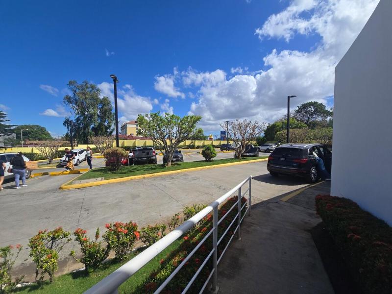 Modern executive apartment with views and parking - image 6