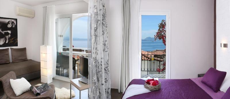 Superior Double or Twin Room with Sea View image 4