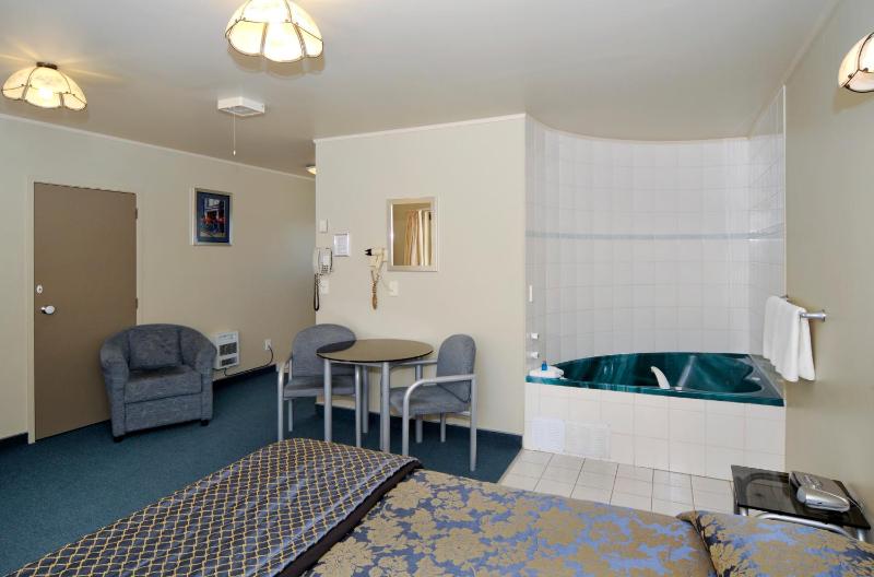 Geneva Motor Lodge - image 5