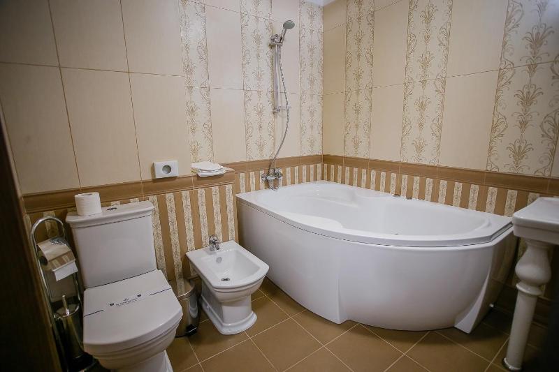Suite with King Size Bed image 3