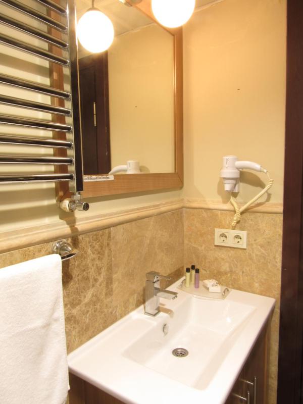 Standard Double or Twin Room image 4