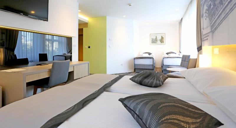 Quadruple Room image 2