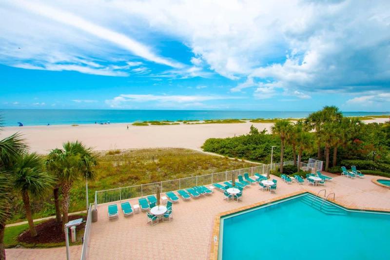 Oceanside Beach Treasure by Golden Coast Rentals - image 19