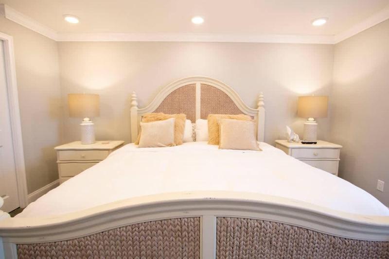 Oceanside Beach Treasure by Golden Coast Rentals - image 29