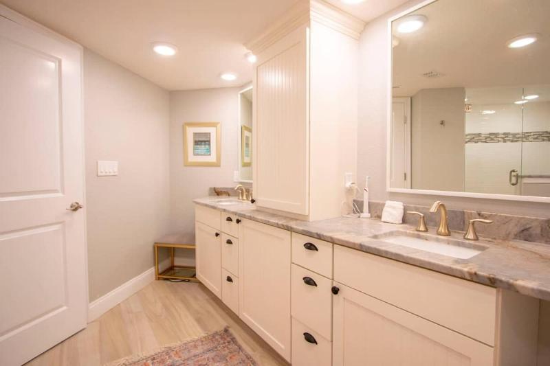 Oceanside Beach Treasure by Golden Coast Rentals - image 22