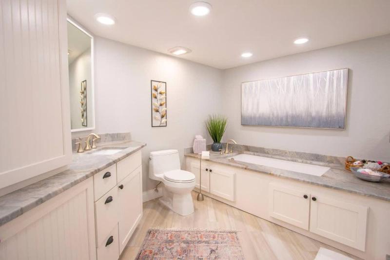 Oceanside Beach Treasure by Golden Coast Rentals - image 14