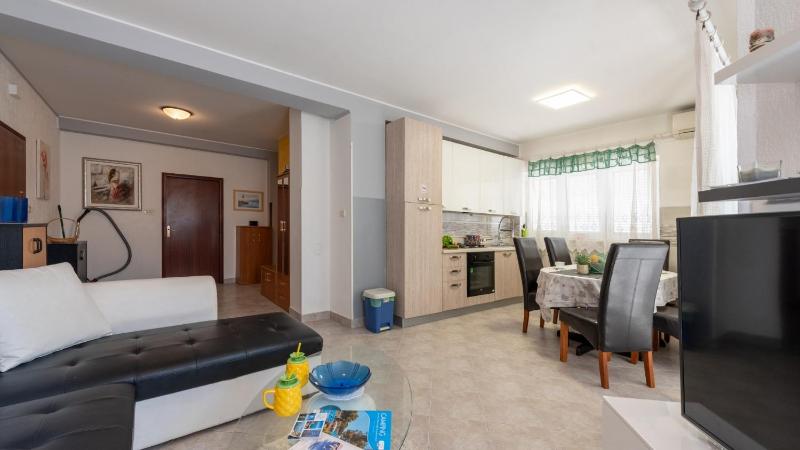 Apartman Max by Villas Guide - image 14