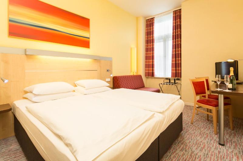 Double or Twin Room image 4