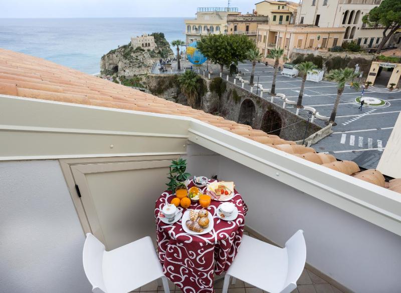 B&B Island Tropea -Sea View Rooms & Suites- - image 20