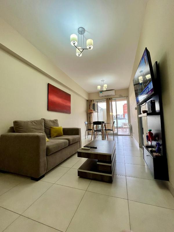 Moderno departamento con excelente ubicación y cochera - image 1