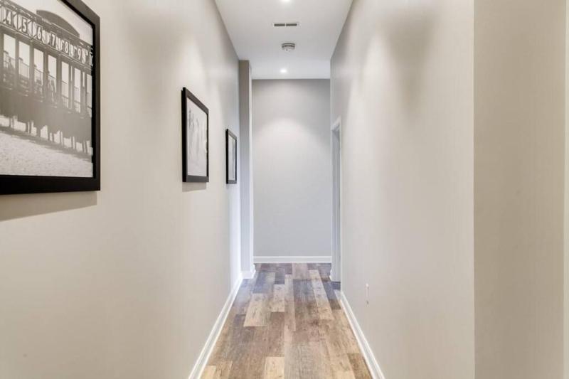 Historic Elegance Modern Amenities Gym - image 6