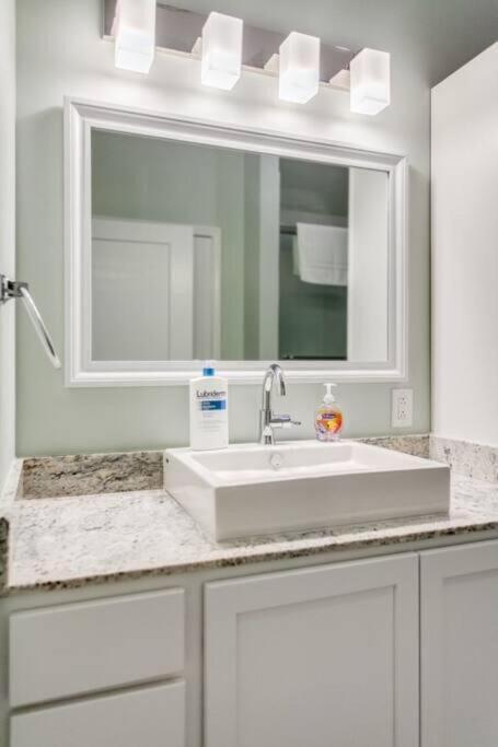 Historic Elegance Modern Amenities Gym - image 8