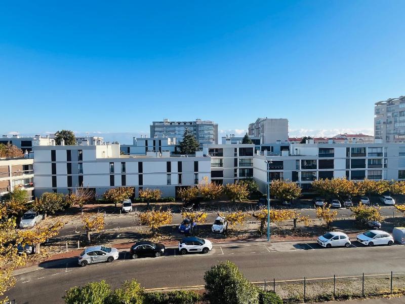 Saint-Cyprien : T2 avec Terrasse Clim et Parking Près de la Plage - FR-1-309-470 - image 14