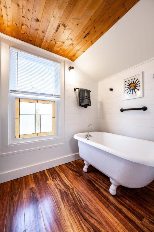 Red Door Cottage of Broad Ripple- Great Location Family Friendly - image 4