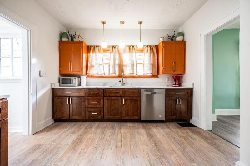 Red Door Cottage of Broad Ripple- Great Location Family Friendly - image 14