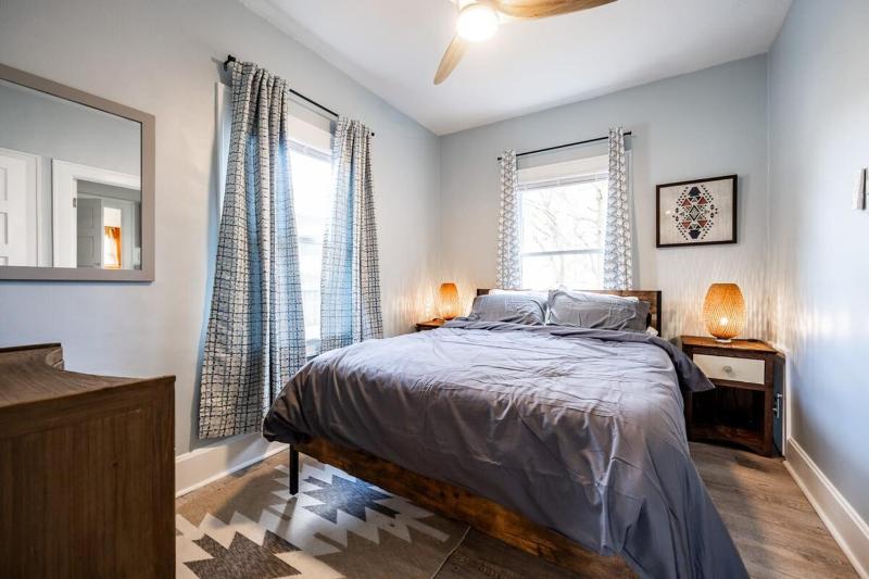 Red Door Cottage of Broad Ripple- Great Location Family Friendly - image 2