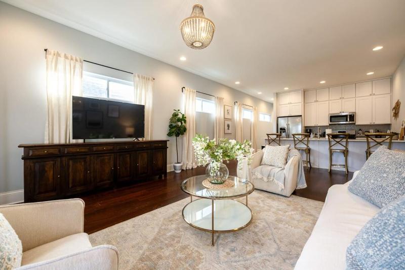 Indy Elegance w King Beds Office & Parking Family Friendly - image 13