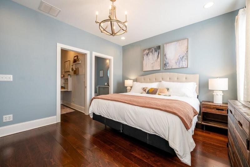 Indy Elegance w King Beds Office & Parking Family Friendly - image 17
