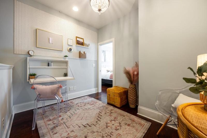 Indy Elegance w King Beds Office & Parking Family Friendly - image 10